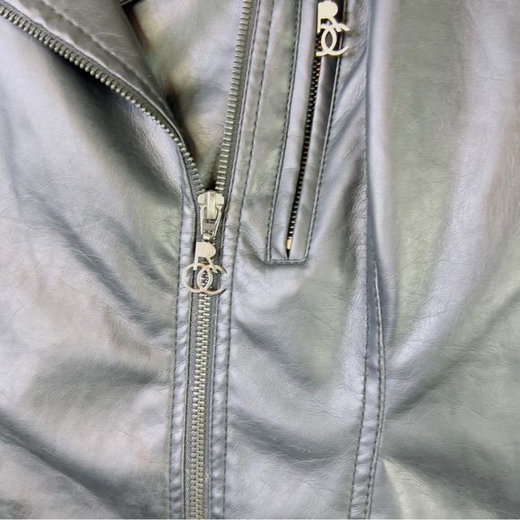 Vintage Rocawear XL Black Buttery Soft Faux Leather W/ROC Zipper Pulls & pockets - Picture 12 of 16